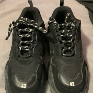 I’m selling a black pair of balenciaga triple s mens size 8.5